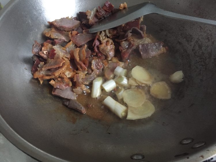 腊肉炒海带步骤6