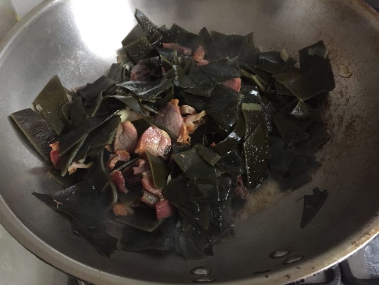 腊肉炒海带步骤7