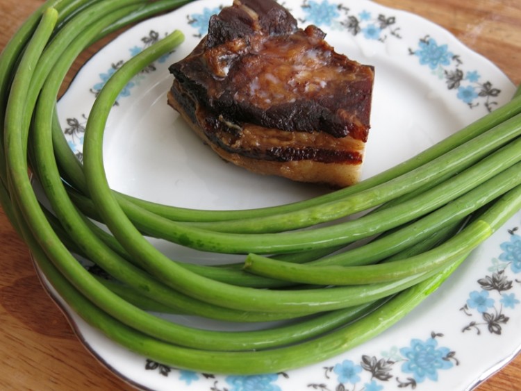 腊肉炒蒜薹步骤1