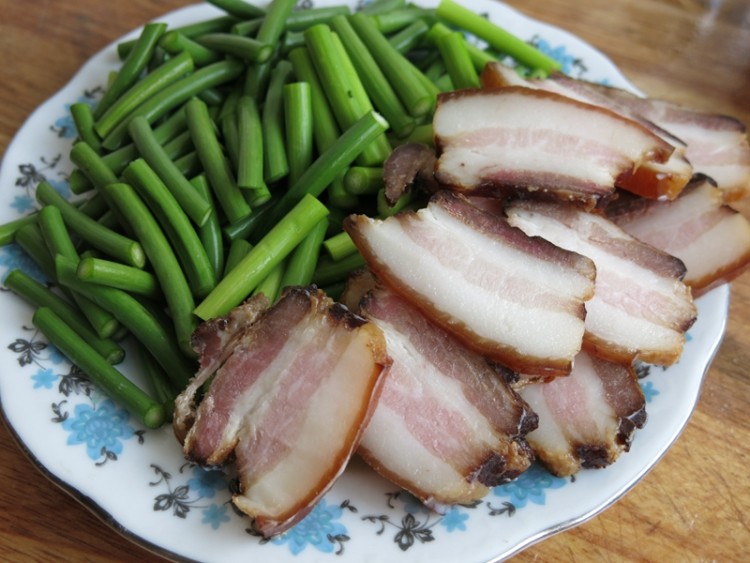腊肉炒蒜薹步骤2