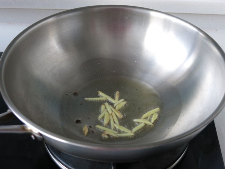 腊肉炒蒜薹步骤3