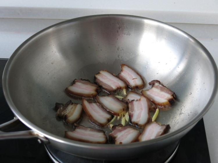 腊肉炒蒜薹步骤4