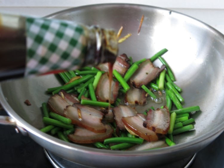 腊肉炒蒜薹步骤6