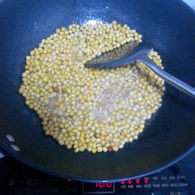腊肉炒黄豆步骤4