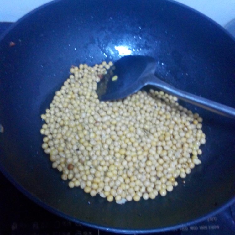 腊肉炒黄豆步骤3