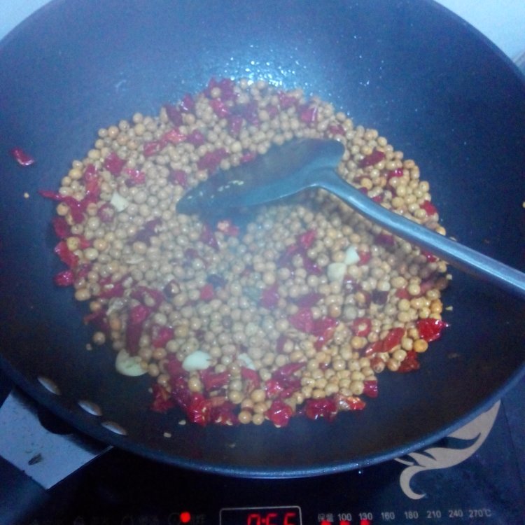 腊肉炒黄豆步骤6