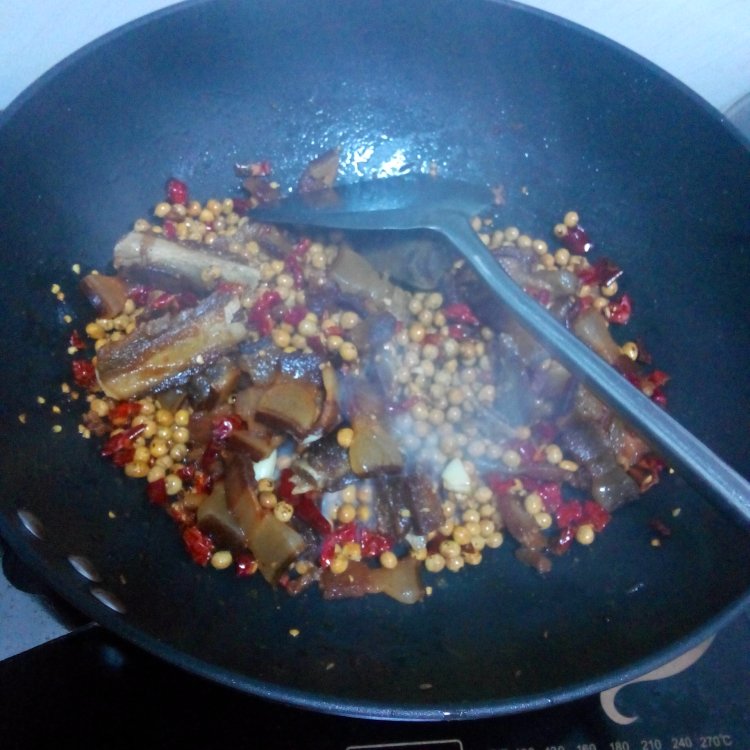 腊肉炒黄豆步骤8