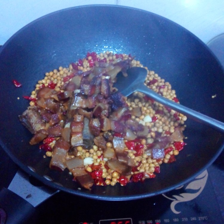 腊肉炒黄豆步骤7