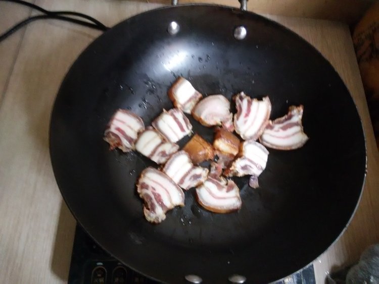 芋头焖腊肉步骤4
