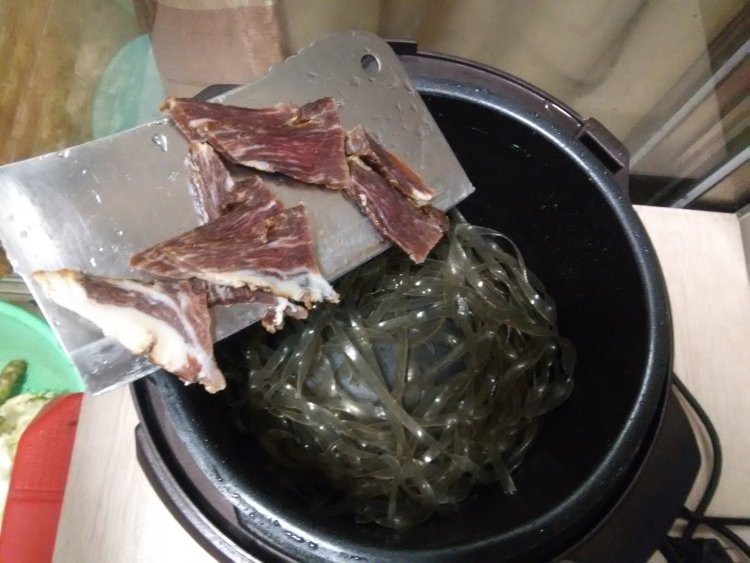 红薯粉条炖腊肉步骤5