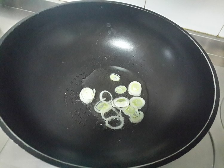 腊肉豆皮汤步骤1