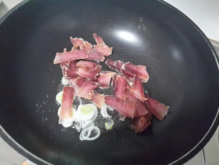 腊肉豆皮汤步骤2