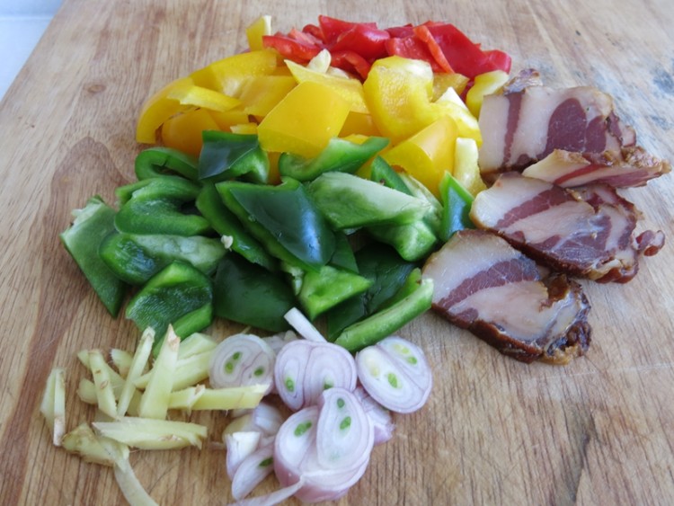腊肉彩椒煎豆腐步骤2