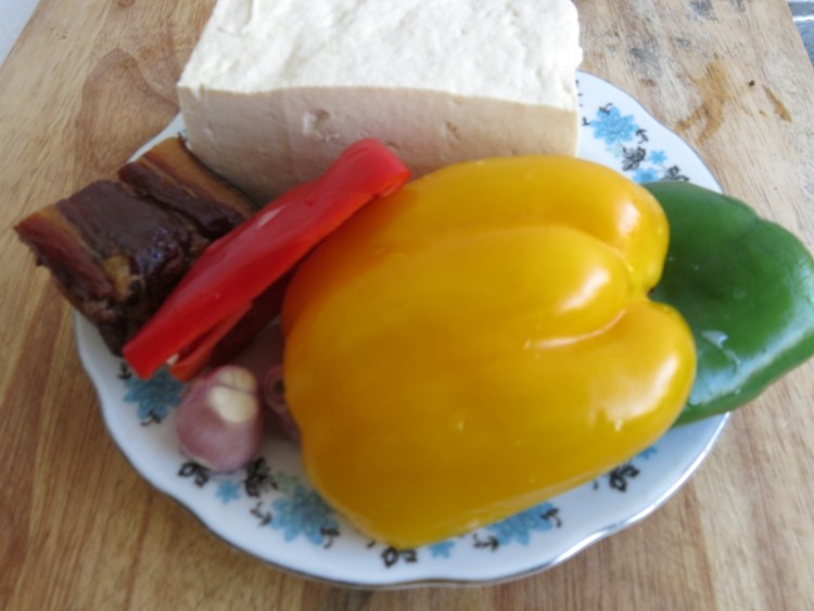腊肉彩椒煎豆腐步骤1