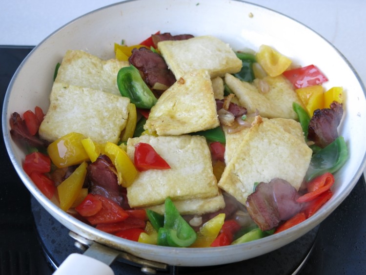 腊肉彩椒煎豆腐步骤10