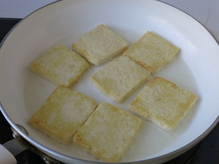 腊肉彩椒煎豆腐步骤6