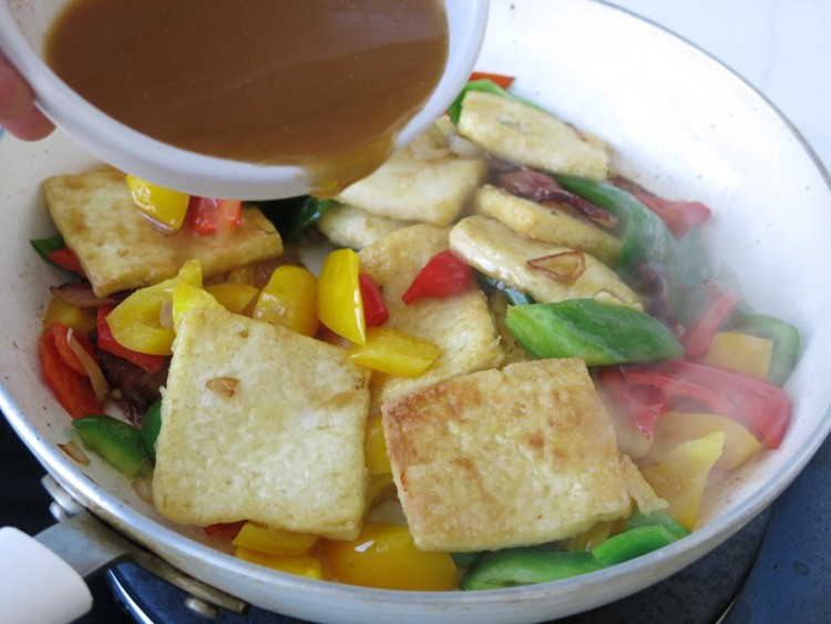 腊肉彩椒煎豆腐步骤11