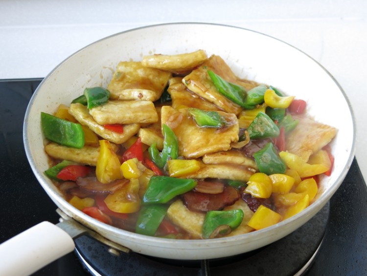 腊肉彩椒煎豆腐步骤12