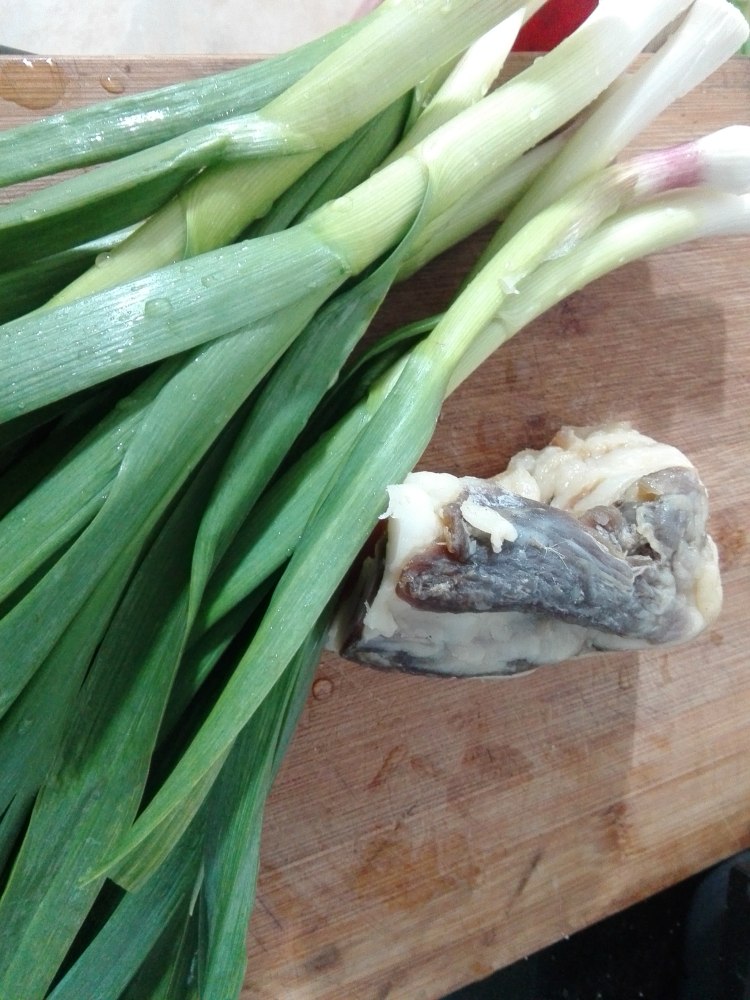 大蒜炒腊肉步骤1