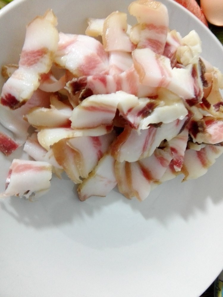 大蒜炒腊肉步骤3