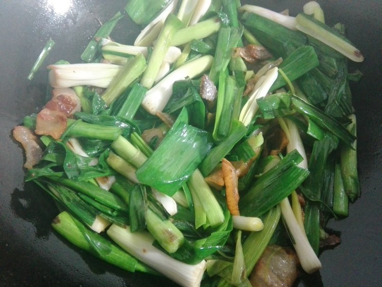 大蒜炒腊肉步骤6