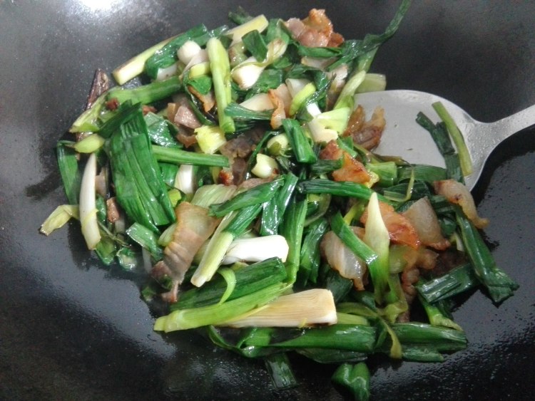 大蒜炒腊肉步骤7
