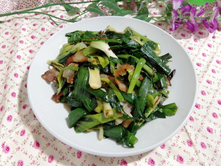 大蒜炒腊肉步骤8