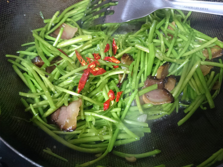 泥蒿炒腊肉步骤7