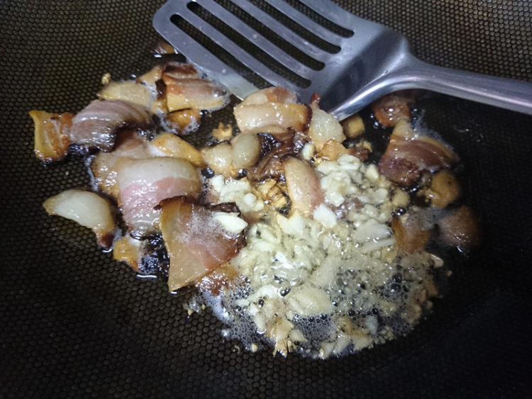 泥蒿炒腊肉步骤5