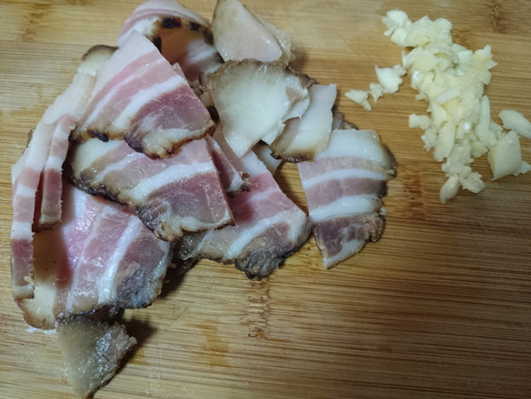 泥蒿炒腊肉步骤3