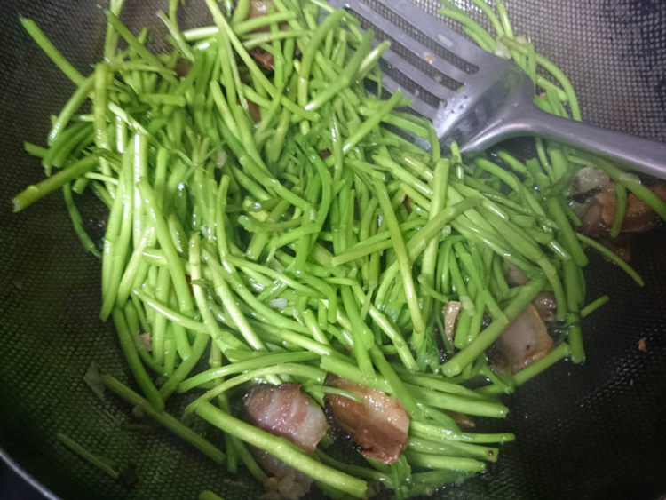 泥蒿炒腊肉步骤8