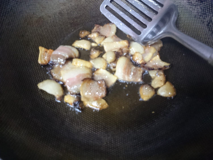 泥蒿炒腊肉步骤4