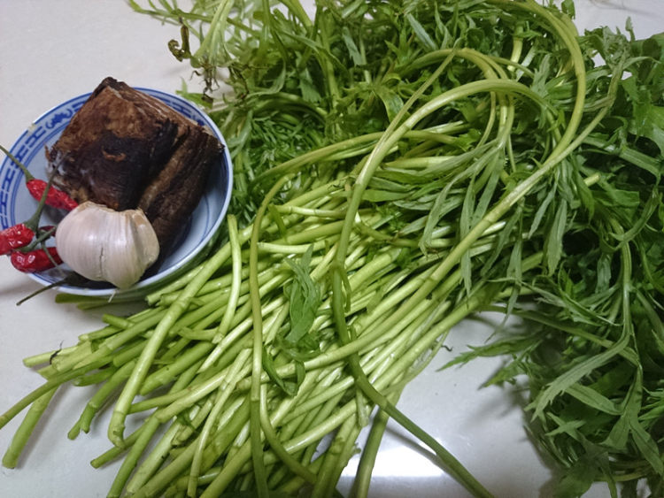 泥蒿炒腊肉步骤1