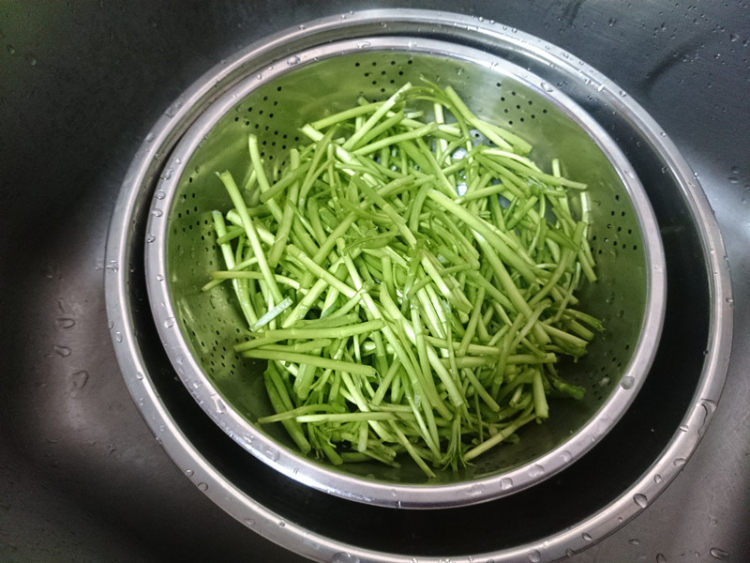 泥蒿炒腊肉步骤2