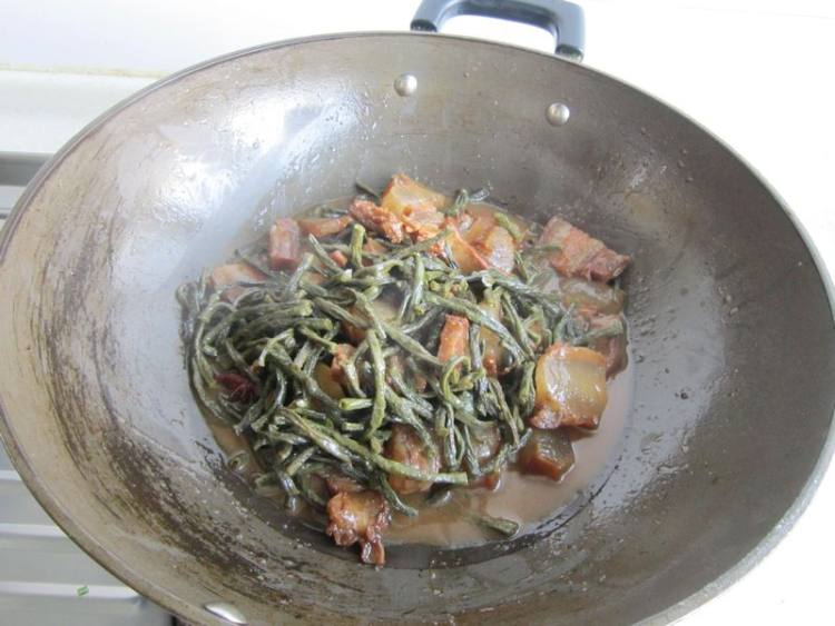 干豇豆烧腊肉步骤12