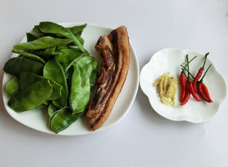 腊肉炒扁豆步骤1