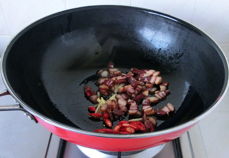 腊肉炒扁豆步骤3
