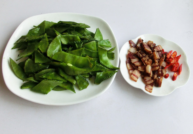 腊肉炒扁豆步骤2