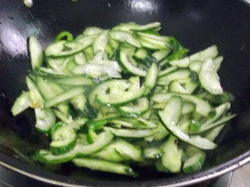 黄瓜圆椒炒腊肉步骤5