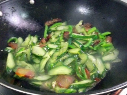黄瓜圆椒炒腊肉步骤7
