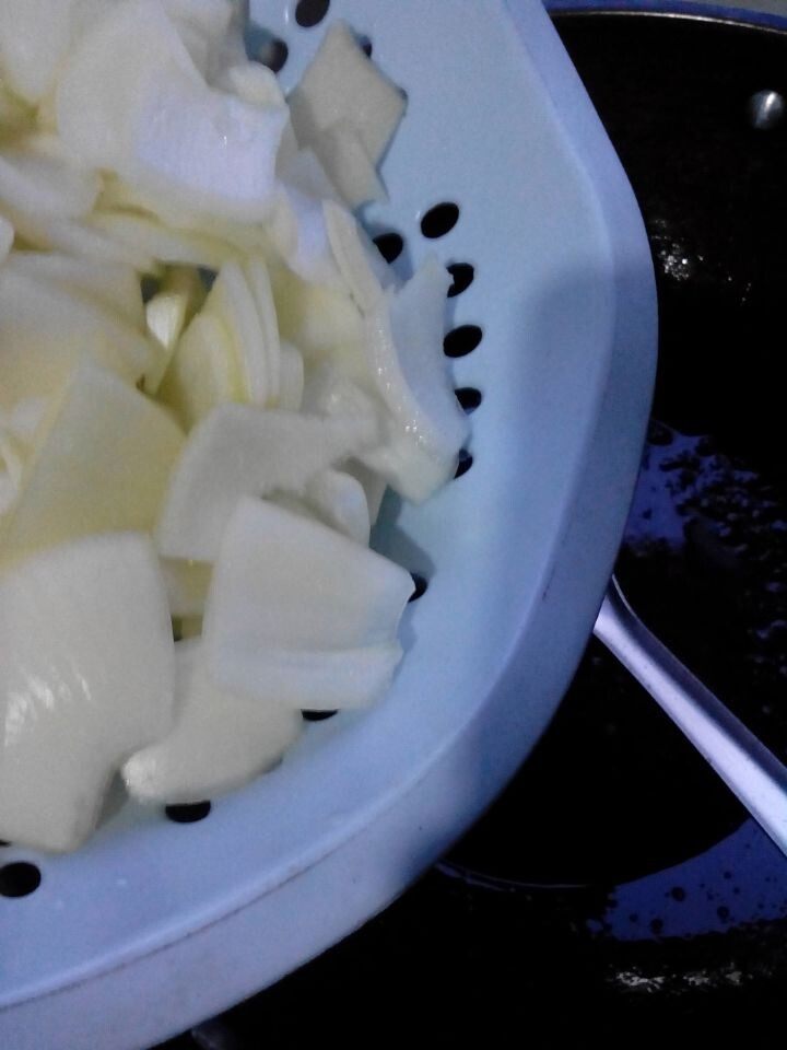腊肉炒洋葱步骤3