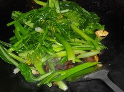 腊肉炒迟菜心步骤7