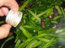 腊肉炒迟菜心步骤8