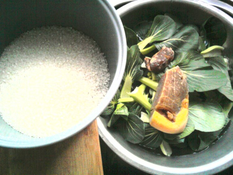 腊肉青菜胡萝卜饭步骤1