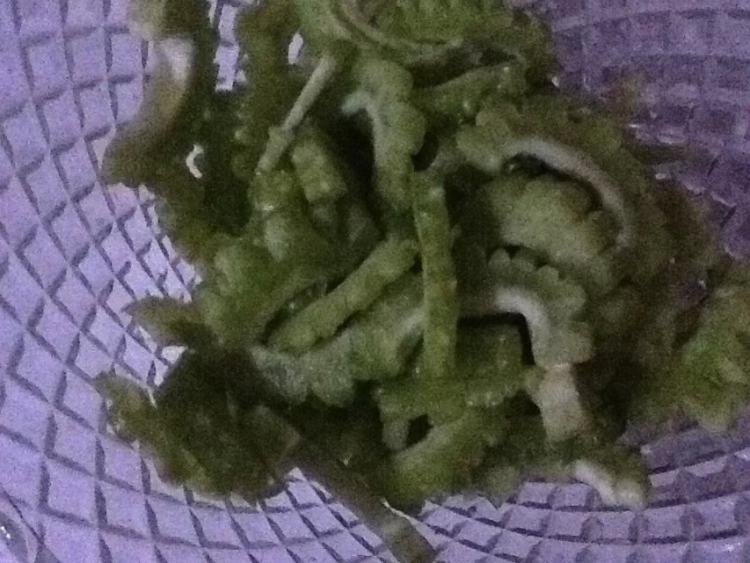 苦瓜炒腊肉步骤2