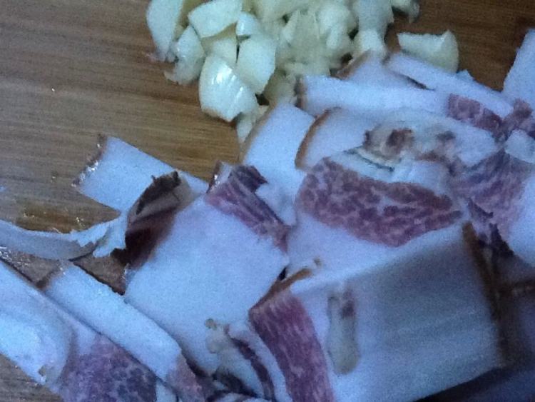苦瓜炒腊肉步骤1