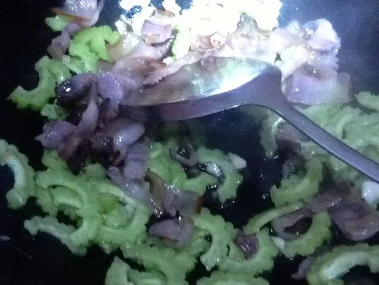 苦瓜炒腊肉步骤8