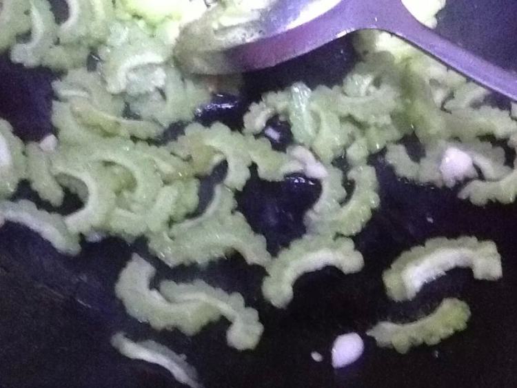 苦瓜炒腊肉步骤7