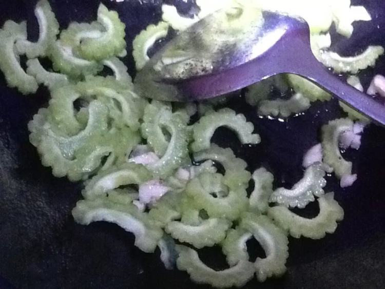 苦瓜炒腊肉步骤6