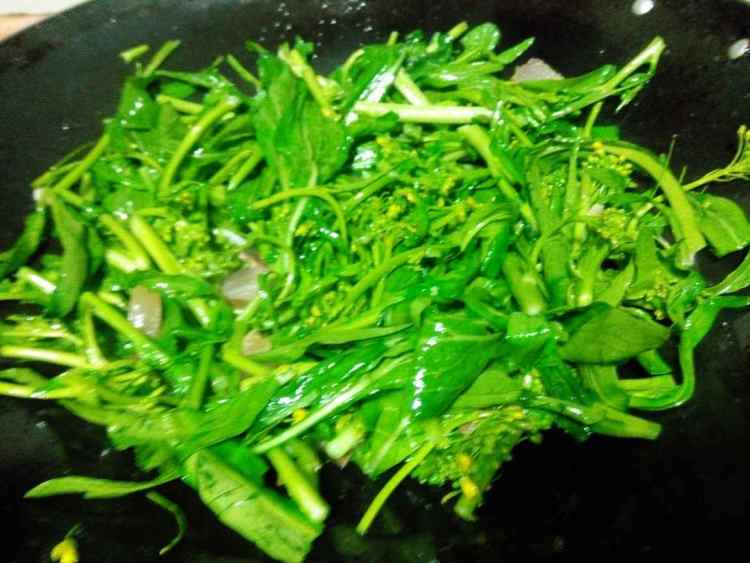 腊肉炒菜心步骤4